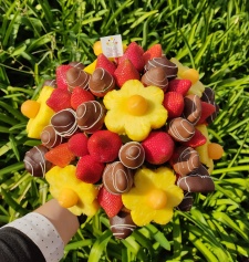 Maceta 7 flores: Flores de piña miel y centro de melón acompañadas con fresas cubiertas con el chocolate de tu elección. :: Petalos, el dulce bouquet de frutas